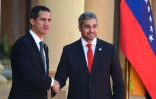 L'opposant vénézuélien Juan Guaido (g) et le président du Paraguay Mario Abdo Benitez, le 1er mars 2019 à Asuncion