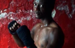 Djaul, boxeur amateur haitien, dans la petite salle d'entraînement à Cité Soleil, le 22 mars 2016