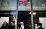 Manuel Valls sort d'un local du PS, à Villeurbanne, le 17 janvier 2017.