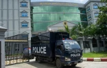 Un camion de police transportant six membres d'une famille accusés d'avoir réduit en esclavage deux enfants pendant des années, le 29 septembre 2016 à Rangoon