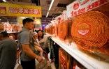 Des clients choisissent des lamelles épicées dans un marché à Changsha, dans la province du Hunan, le 17 juin 2026 dans le centre de la Chine