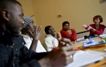 Des cours de français donnés par des bénévoles à des migrants le 4 janvier 2017 à Saint-Brévin