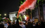 Des supporteurs du Paris Saint-Germain célèbrent la victoire après la qualification de leur équipe en finale de la Ligue des champions face au Bayern Munich, près de l'arc de Triomphe, le 6 mai 2026, à Paris