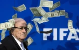 L'ancien président de la FIFA, Sepp Blatter se fait lancer des faux billets de dollars par des protestataires lors d'une conférence de presse à Zurich le 20 juillet 2015