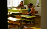 Un enfant est examiné par un médecin à Myrne, le 14 septembre 2023 en Ukraine