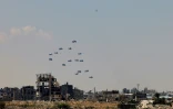 Parachutage d'aide humanitaire par un avion de l'armée allemande, à Nousseirat, dans le centre de la bande de Gaza, le 4 août 2025