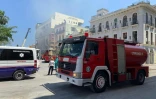 Des équipes de secours sur les lieux d'une explosion survenue dans l'hôtal Saratoga en travaux, le 6 mai 2022 à La Havane, à Cuba