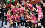 La joie des handballeuses de Brest, qualifiées pour la 1ère fois pour la finale de la Ligue des champions, après leur victoire face aux Hongroises de Györ, triples tenantes du titre, à l'issue d'une séance de tirs au but (4-2, 23-23 a.p.), le 29 mai 2021 à Budapest