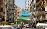 La bannière verte tendue dans une rue du quartier de Jdidé à Beyrouth, à l'effigie des dirigeants saoudiens, indique: "Beyrouth reste arabe, même si ça ne plaît pas à ses détracteurs", le 27 avril 2022