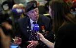 Henry Rice (D), vétéran britannique du D-Day, interviewé par l'AFP lors d'une fête en amont des célébrations du 80e anniversaire du débarquement sur les plages françaises, le 26 avril 2024 à Londres