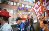 Des manifestants devant le bâtiment d'Alstom, le 15 septembre 2016, à Belfort