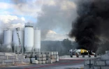 Des camions en feu dans une cimenterie ciblée par des  militants opposés à l'autoroute A69 Toulouse-Castres, le 21 octobre 2023 à Saix dans le Tarn 