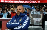 Le sélectionneur de l'Argentine Jorge Sampaoli assiste à la déroute de son équipe devant l'Espagne en amical, le 27 mars 2018 au Wanda Metropolitano