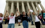 Des manifestants sur les marches du Capitole, à Washington, le 6 octobre 2018 après la nomination du juge Kavanaugh à la Cour suprême