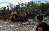 La péléologue Tania Ramirez sur le chantier de construction du Train maya, entre Tulum et Playa del Carmen, le 27 avril 2022 au Mexique