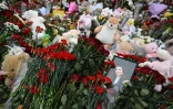 Des fleurs et des peluches déposées près du Crocus City Hall, le 29 mars 2024 à Krasnogorsk, dans la banlieue de Moscou