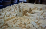 Une maquette miniature de la cathédrale de Saint-Denis avec sa flèche endommagée pendant les travaux de reconstruction à Saint-Denis, le 4 février 2025 près de Paris