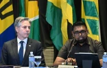 Le secrétaire d'Etat américain Antony Blinken (G) écoute le président du Guyana Irfaan Ali (D) lors d'une réunion du Caricom à Kingston le 11 mars 2024