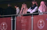 Le prince héritier de l'Arabie Saoudite Mohammed ben Salmane (2d) suit le combat de boxe entre Andy Ruiz et Anthony Joshua, le 7 décembre 2019 à Diriya