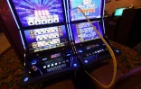 Une paroi en plexiglas entre deux machines à sous dans un casino de Las Vegas, le 29 avril 2020 au Nevada