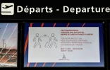 Une affiche invitant les voyageurs à respecter les distances physiques dans le hall des départs du terminal 3 de l'aéroport d'Orly, le 24 juin 2020