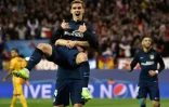 La joie de l'attaquant français Antoine Griezmann, auteur d'un doublé face au FC Barcelone en quart de finale retour de la Ligue des champions, le 13 avril 2016 à Vicente Calderon