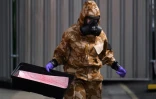 Un enquêteur portant une protection à Amesbury, dans le sud de l'Angleterre, le 6 juillet 2018, après la contamination d'un couple à l'agent innervant Novitchok