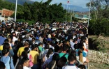 Des Vénézuéliens attendent à la frontière pour aller à Cucuta, en Colombie, s'approvisionner, le 10 juillet 2016