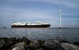 Un navire transportant du gaz naturel liquéfié arrive dans le port d'Eemshaven, aux Pays-Bas, le 4 septembre 2022