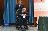 Le président algérien Abdelaziz Bouteflika sur un fauteuil roulant, le 4 mai 2017 dans un bureau de vote d'Alger