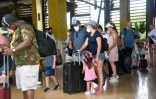 Des touristes sont évacués de Puerto Morelos, avant l'arrivée de l'ouragan Delta, le 6 octobre 2020 au Mexique