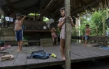 Des enfants du village de Terra Preta, riverain du fleuve Manicoré, en Amazonie brésilienne, le 7 juin 2022