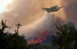 Un avion Air Tractor AT-802F Fire Boss largue de l’eau sur un incendie de forĂŞt qui brĂ»le près de San MartĂn de Valdeiglesias, Ă environ 70 km Ă l’ouest de Madrid, le 26 juillet 2026