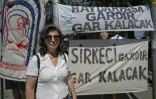 Senay Kartal, lors d'une manifestation contre le projet de transformation de la gare de Haydarpasa à Istanbul, le 24 août 2025 en Turquie