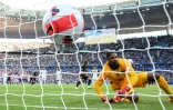 Le gardien des Bleus Mike Maignan concède un but sur un penalty transformé par le Croate Luka Modric au Stade de France, le 13 juin 2022  