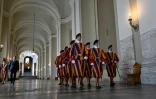 Des gardes suisses dans les couloirs du Palais du Vatican, le 26 avril 2023