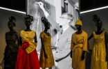 Créations d'Yves Saint Laurent (portrait derrière) photographiées lors de l'exposition au Musée des Arts décoratifs célébrant le 70e anniversaire de la maison Dior à Paris, le 3 juillet 2017
