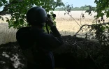 Un soldat ukrainien surveille les environs, le 2 août 2022 dans la région de Soumy, dans le nordt-est de l'Ukraine 