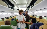 Des passagers se sourient à bord de l'avion des Ethiopian Airlines reliant Addis Abeba à Asmara, en Erythrée, le 18 juillet 2018.
