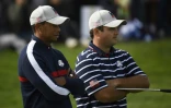 Les golfeurs américains Tiger Woods (g) et Patrick Reed lors du 1er jour de la Ryder Cup, le 28 septembre 2018 à Saint-Quentin-en-Yvelines 