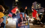 Des partisans du Kuomintang font campagne pour leur candidat Hou Yu-ih, le 11 janvier 2024 dans une rue de Taipei