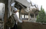 Un garçon yéménite devant les ruines de son école à Hodeidah, au Yémen, le 15 mars 2017
