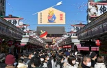 Décorations du Nouvel an dans le quartier du temple Sensoji à Tokyo, le 30 décembre 2021