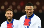 Kylian Mbappe (d) et Neymar lors du match de Ligue 1 contre Brest le 23 mai 2021.