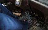 Parisa Haidary conduit son minibus en chaussettes à Kaboul, le 31 octobre 2019 en Afghanistan