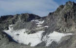 Trois prises de vue du glacier Pizol, évaporé sous l'effet du réchauffement climatique, datant de haut en bas de 2006, 2017 et 2019, sur la commune de Mels en Suisse