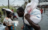 Scène de pillage de riz d'un entrepôt encerclé par les eaux après le passage du cyclone Idai, à Beira, au Mozambique le 20 mars 2019