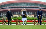 Photographie prise et diffusée le 12 septembre 2026 par le Bureau d'information de presse indien (PIB) montrant le président russe Vladimir Poutine (G), le Premier ministre indien Narendra Modi (C) et le président chinois Xi Jinping en train de planter symboliquement des arbres lors du sommet des Brics à New Delhi