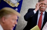 John Bolton, alors conseiller américain à la sécurité nationale, écoute le président Donald Trump parler à la presse avant une rencontre avec le Premier ministre hongrois, Viktor Orban, à la Maison Blanche à Washington, le 13 mai 2019