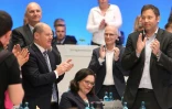Andrea Nahles est applaudie par les dirigeants du SPD après son élection à la tête du parti, le 22 avril 2018 à Wiesbaden 